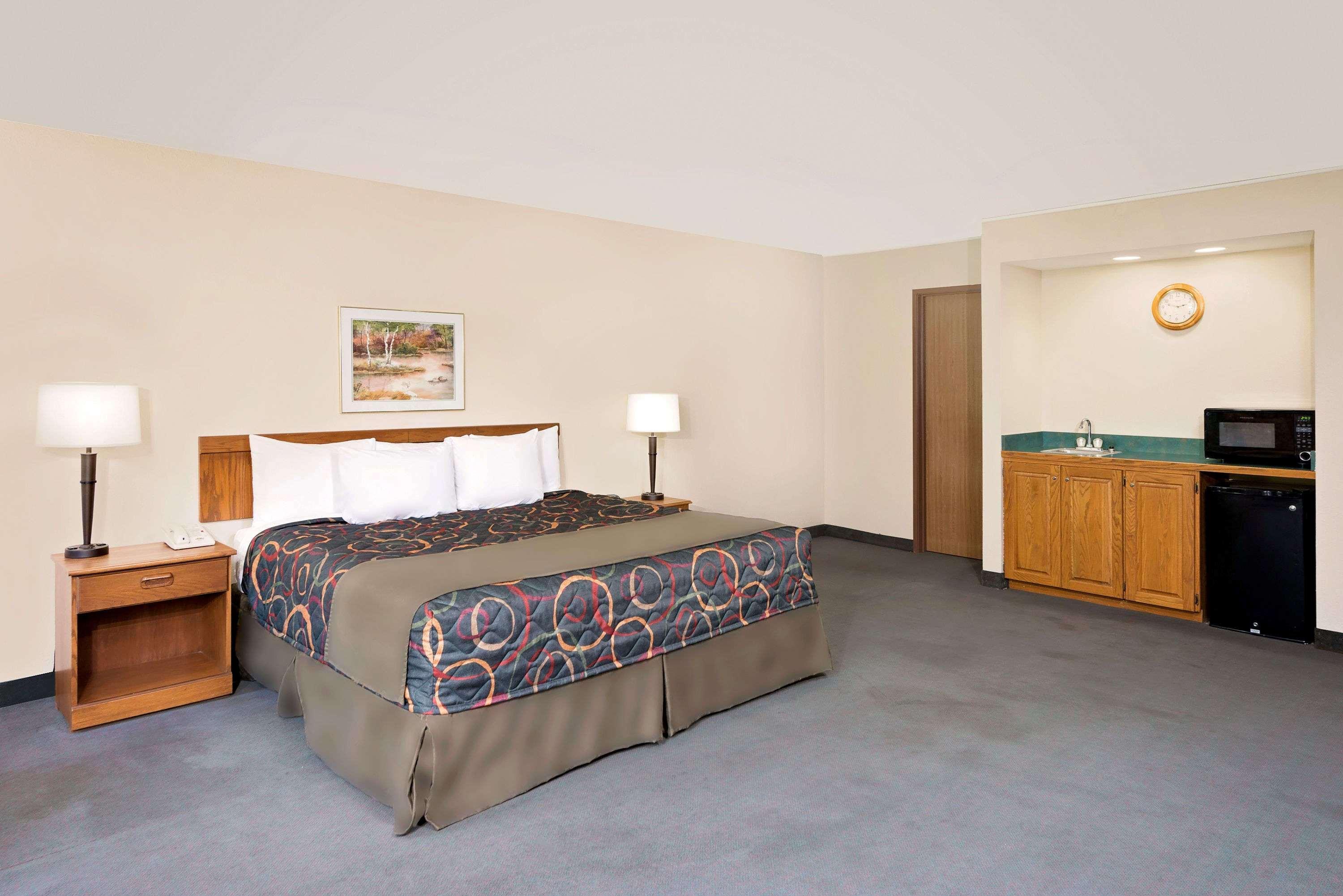 Days Inn By Wyndham Буунвил Екстериор снимка